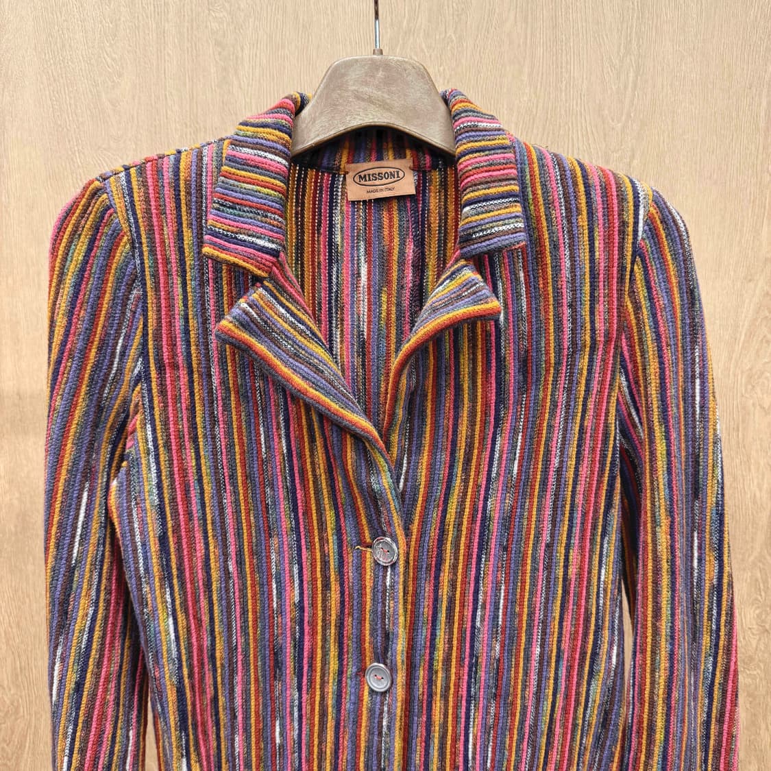 미쏘니 스트라이프 니트 블레이저 테일러드 카라 3버튼 디테일 멀티컬러 상품이미지4