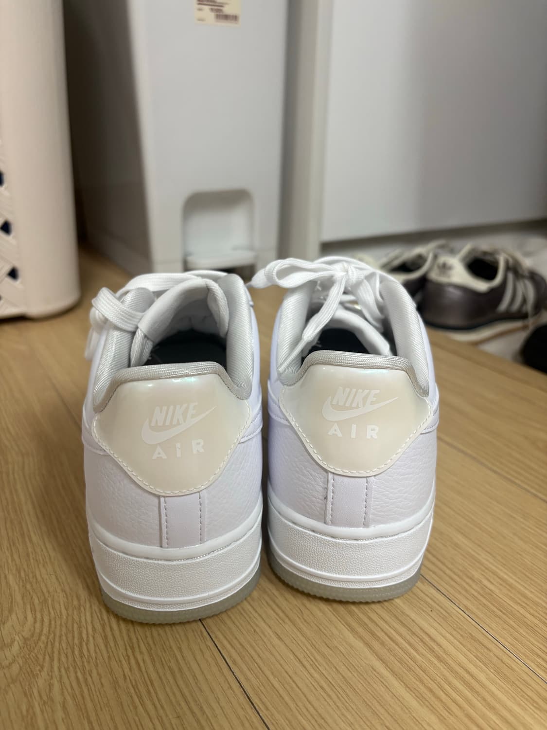 새상품)나이키 우먼스 에어 포스 1 07 화이트고스트 IH3204-10 상품이미지3