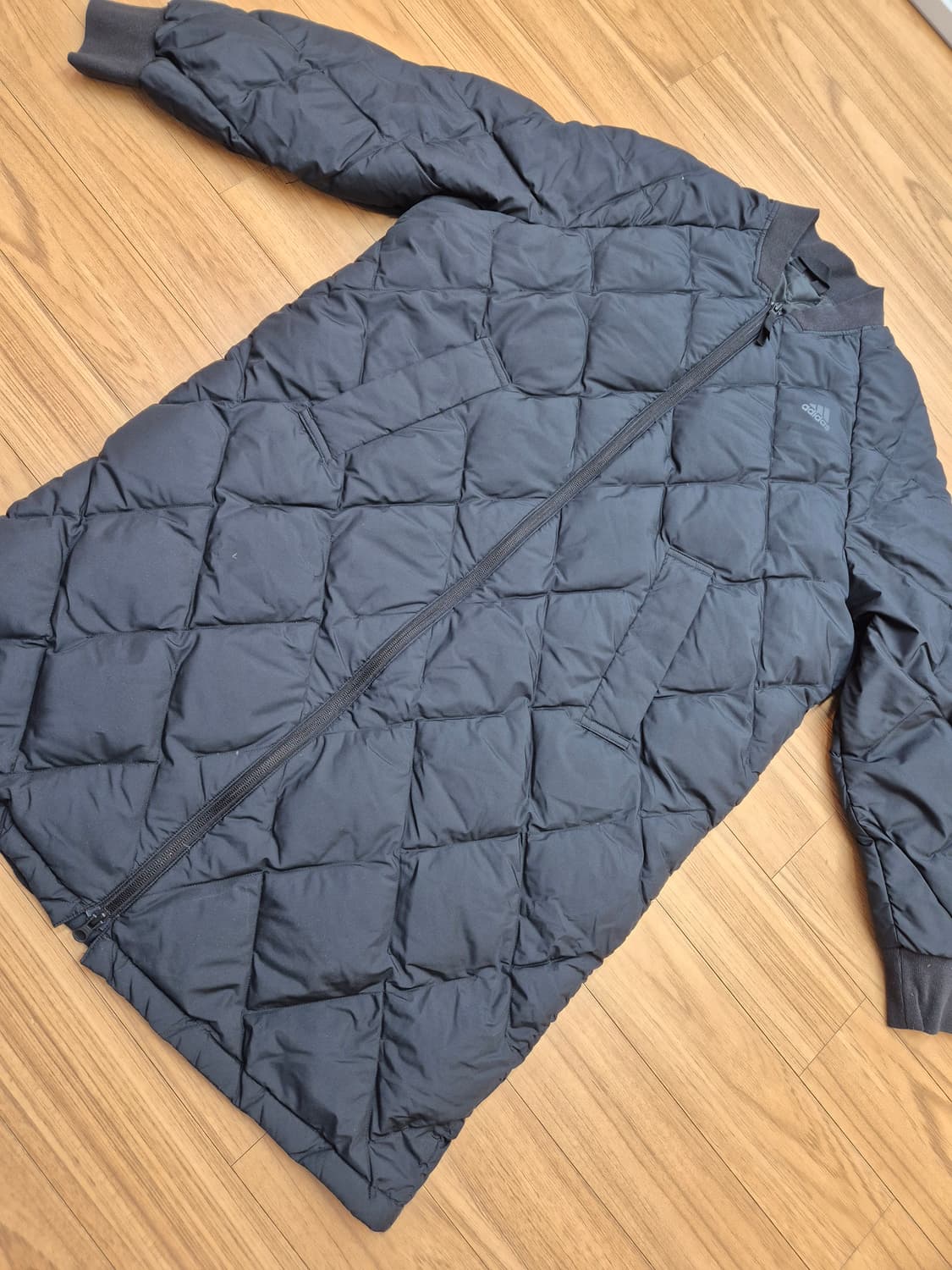 아디다스 여성 롱 봄버 패딩 L사이즈입니다. 엉덩이 덮는 기장이고, 얇은 상품이미지1