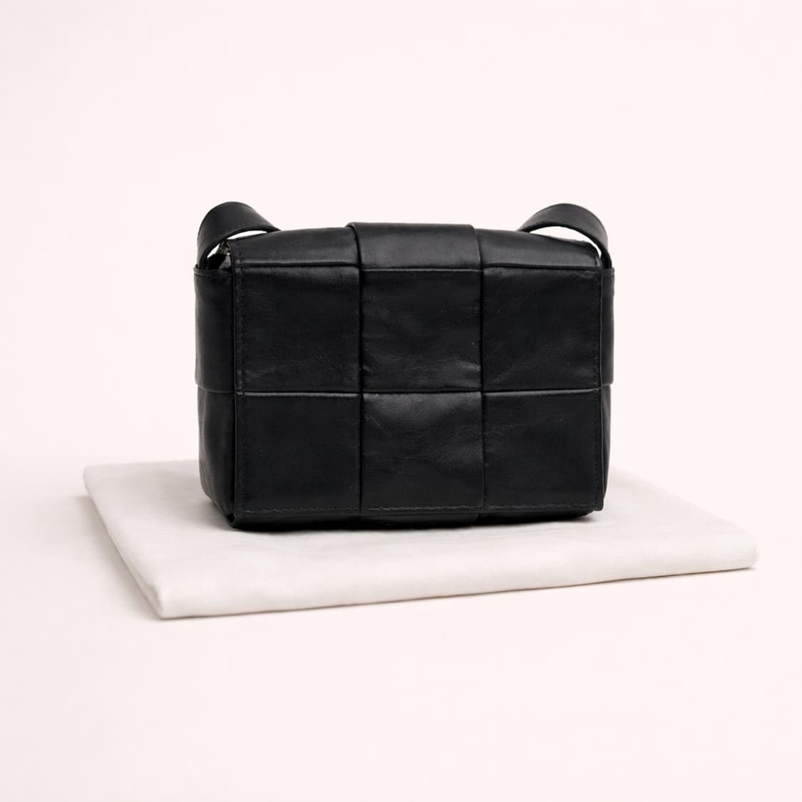 [S급] 보테가베네타 미니 레더 카세트백 판매합니다!!! 상품이미지1