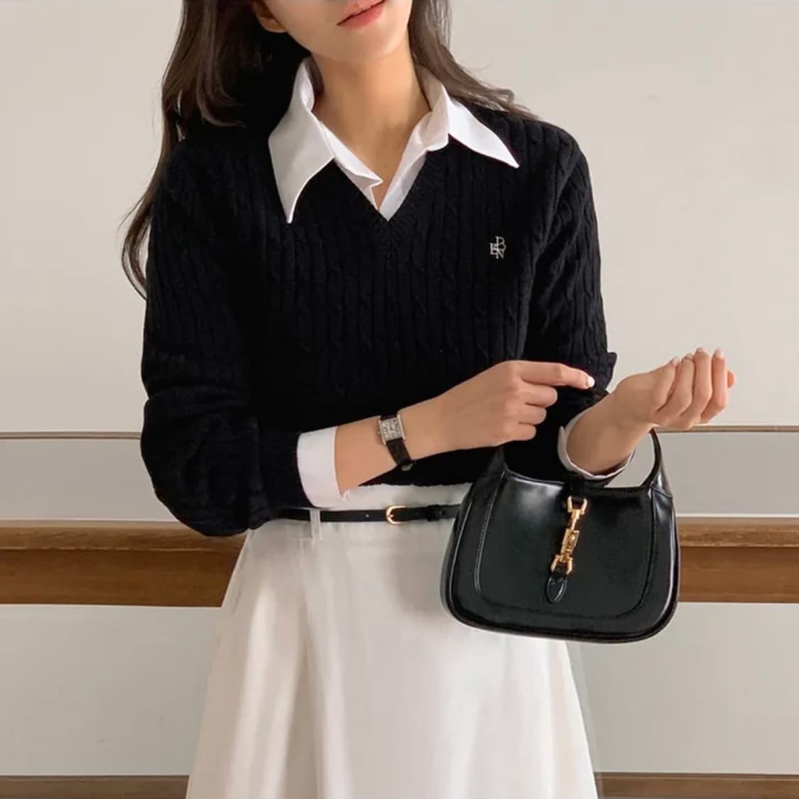 베니토 b/e 프리미엄 케이블 코튼 로고 브이넥 니트 에이블리 상품이미지2