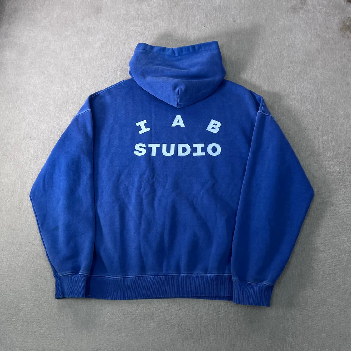 105 아이앱스튜디오 피그먼트 로얄블루 후드티 상품이미지1