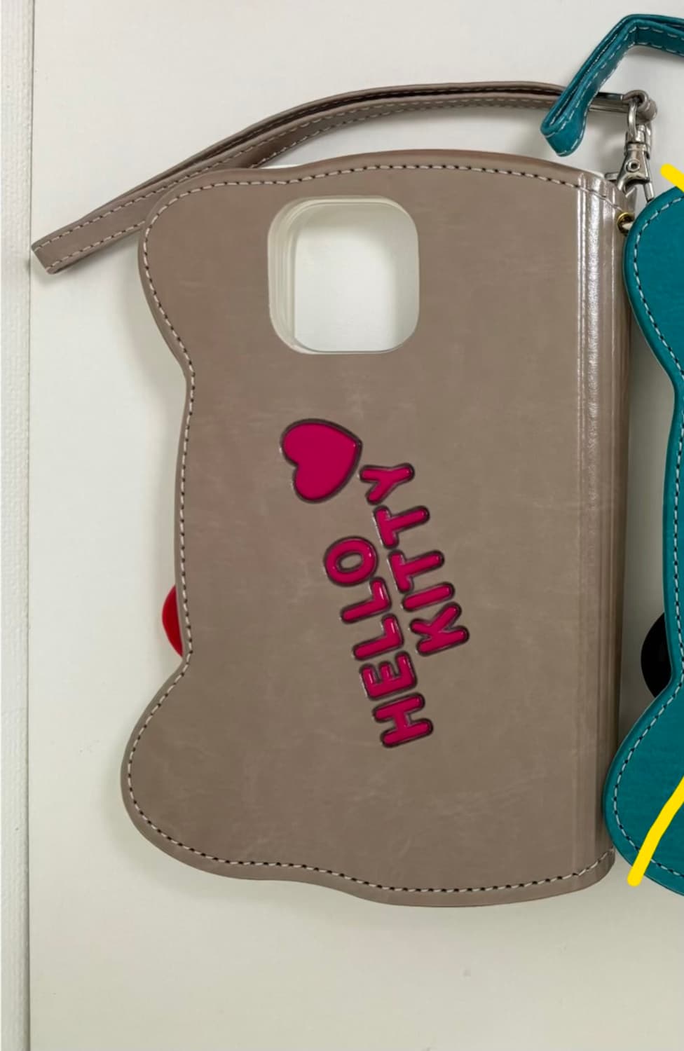 헬로키티 플립 케이스 아이폰 15 브라운 상품이미지2