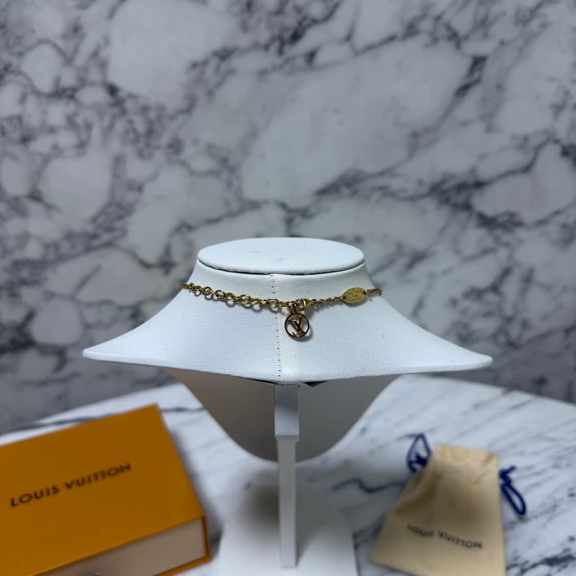 루이비통 에센셜 V 네크리스 목걸이
 상품이미지5