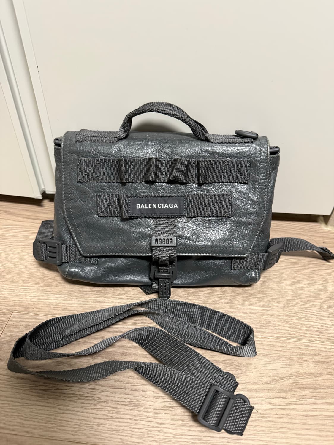 발렌시아가 아미 메신저백 램스킨 상품이미지1