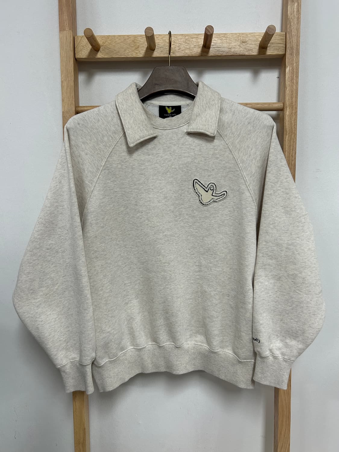 왓잇이즌 패치로고 카라 스웻셔츠 맨투맨 상품이미지2