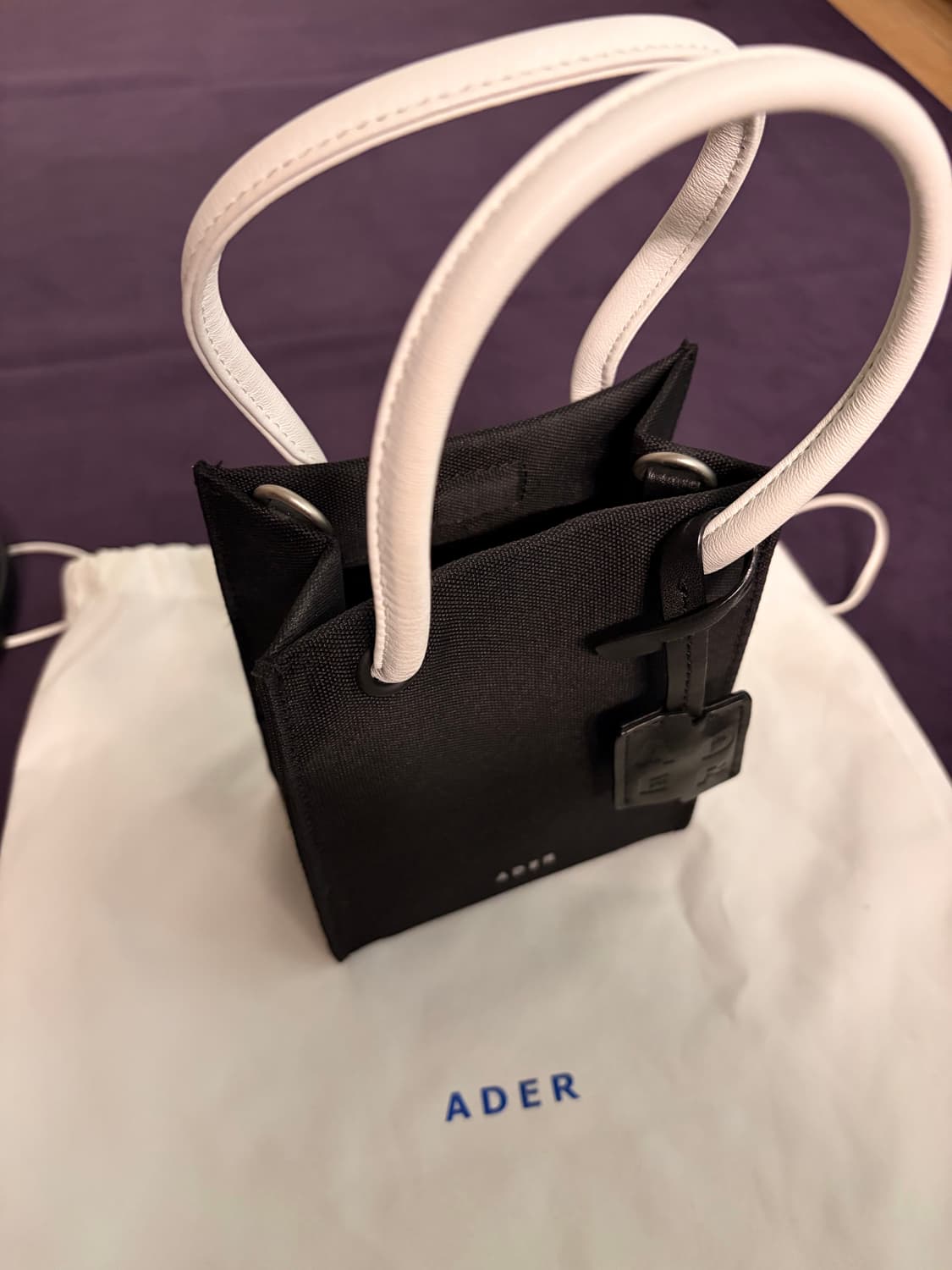 아더에러 스몰 쇼퍼백 느와르 (캔버스) 상품이미지6