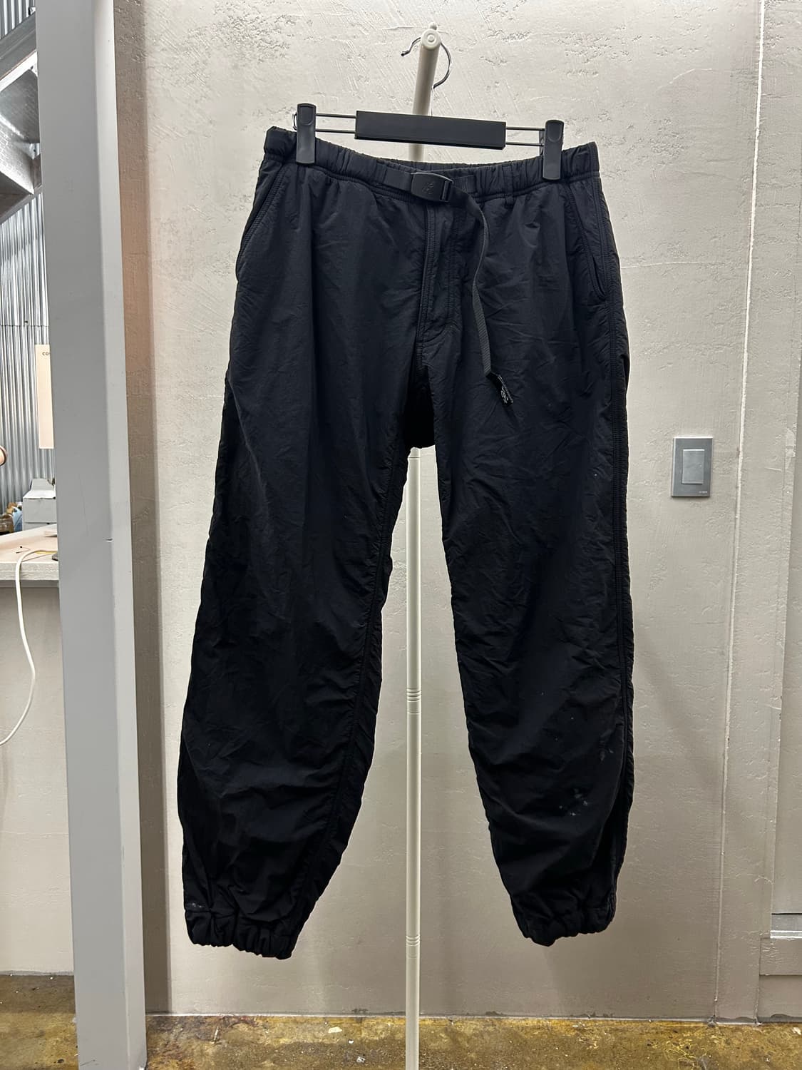 그라미치(GRAMICCI)블랙 벨트 팬츠 상품이미지2