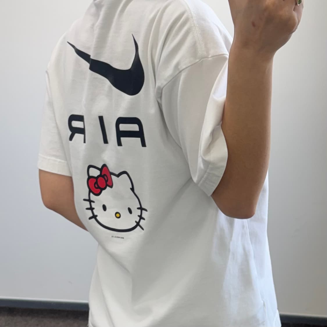 Nike 나이키 에어 헬로키티 백 포인트 화이트 반팔 상품이미지2