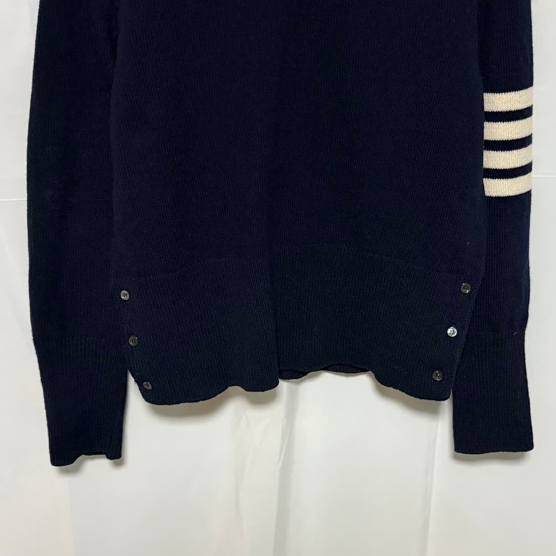 [S+급/2] 톰브라운 사선완장 크루넥 울 니트 네이비 상품이미지4