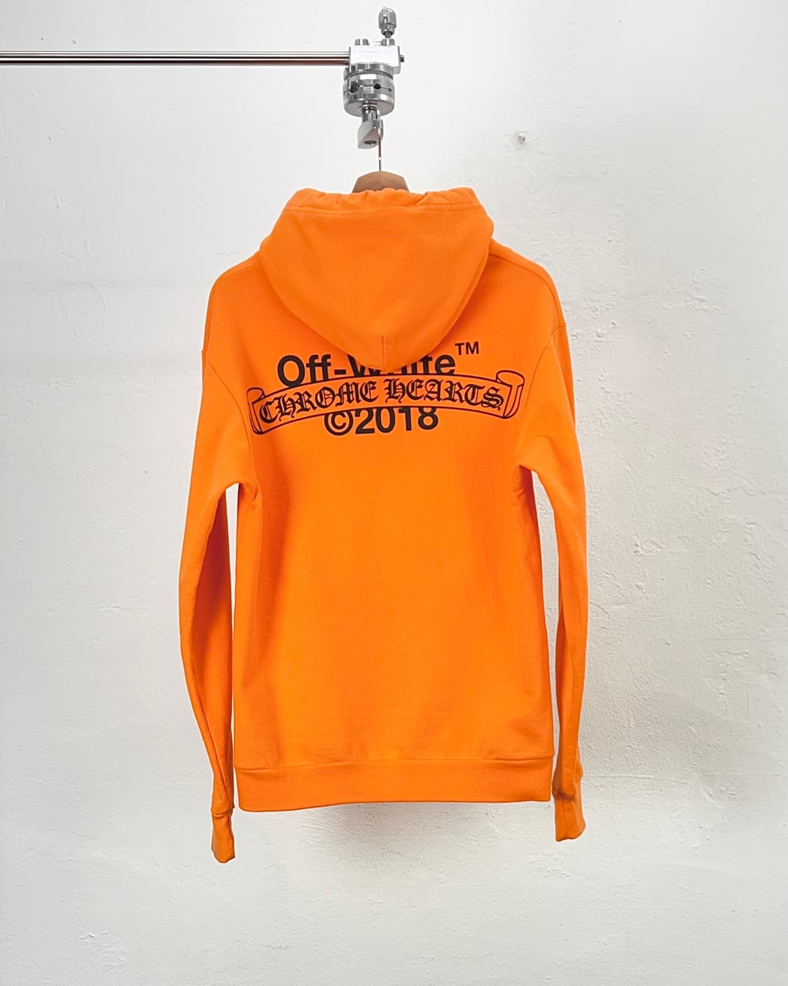 크롬하츠 x 오프화이트 18fw 네온 오렌지 후디 상품이미지2