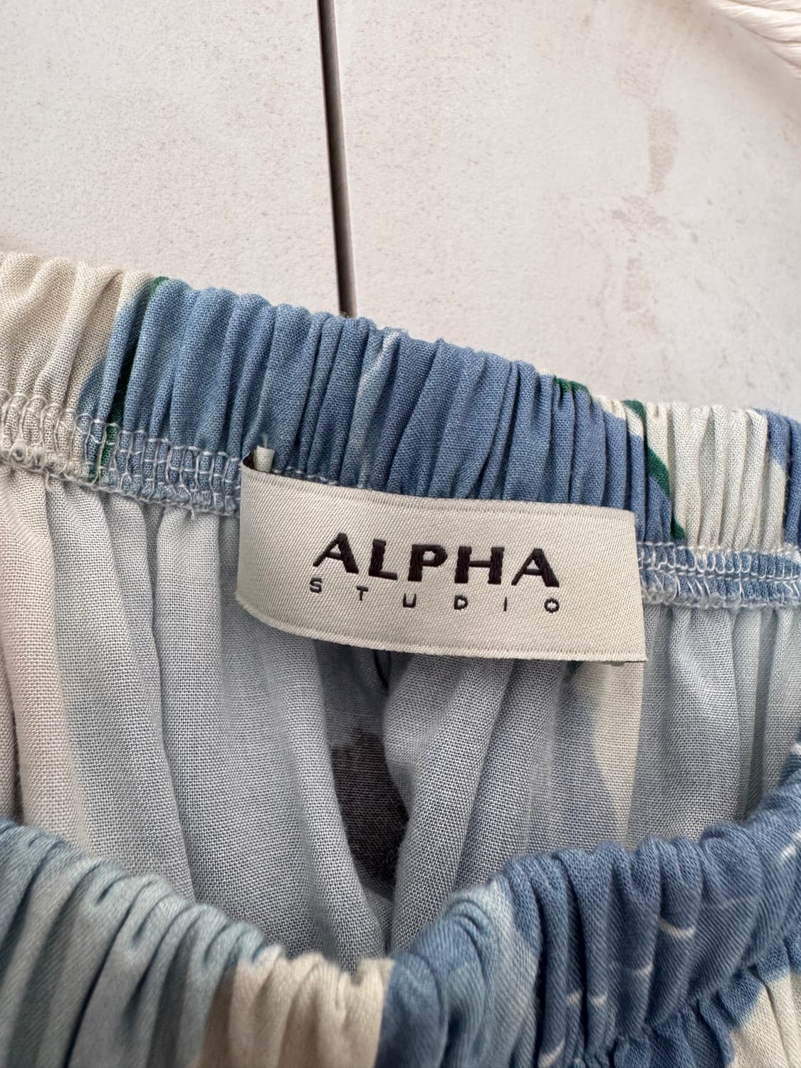 새상품 컨디션 ALPHA STUDIO 블루 플라워(오프숄더) 블라우스 상품이미지7