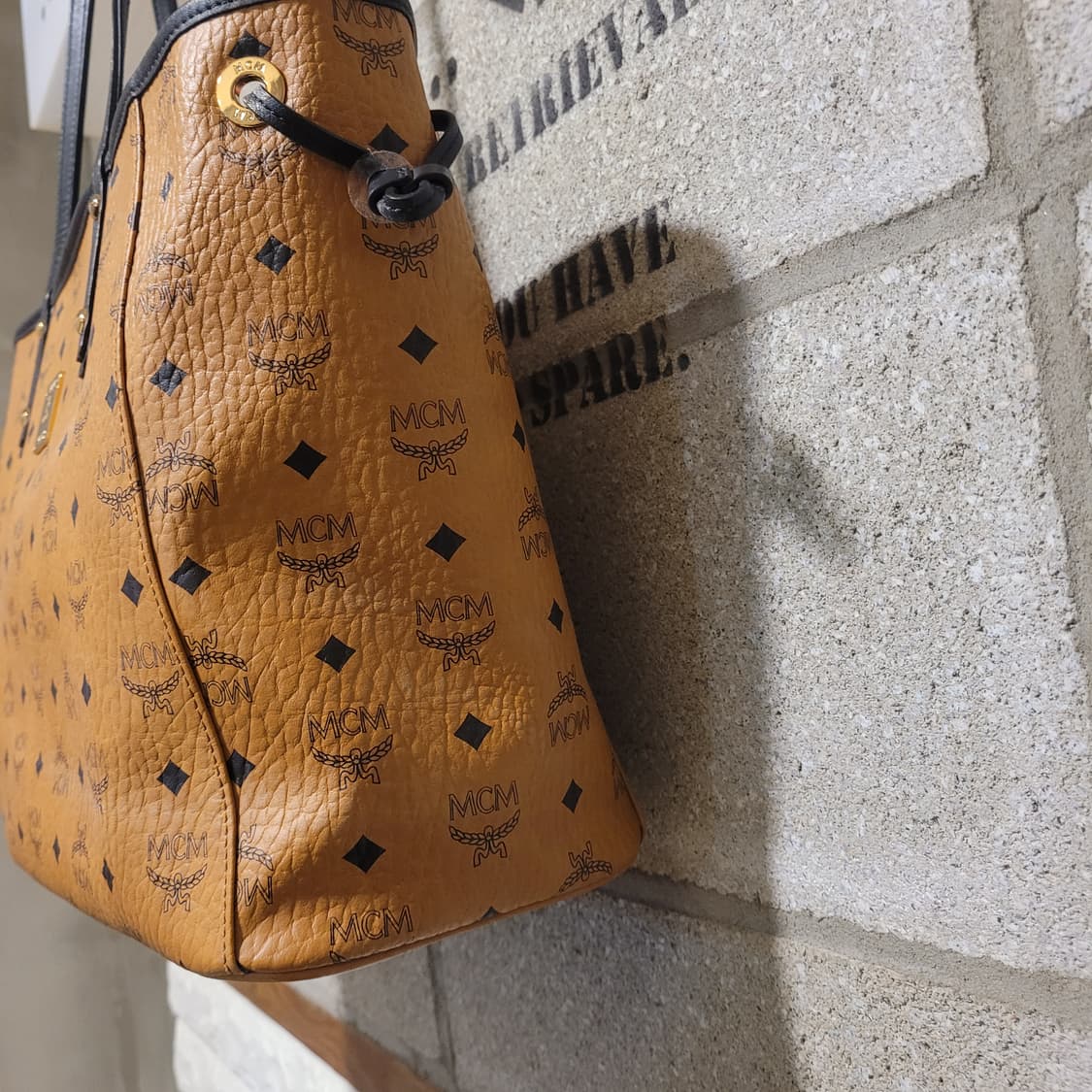 MCM 리버시블 비세토스 쇼퍼백 상품이미지4