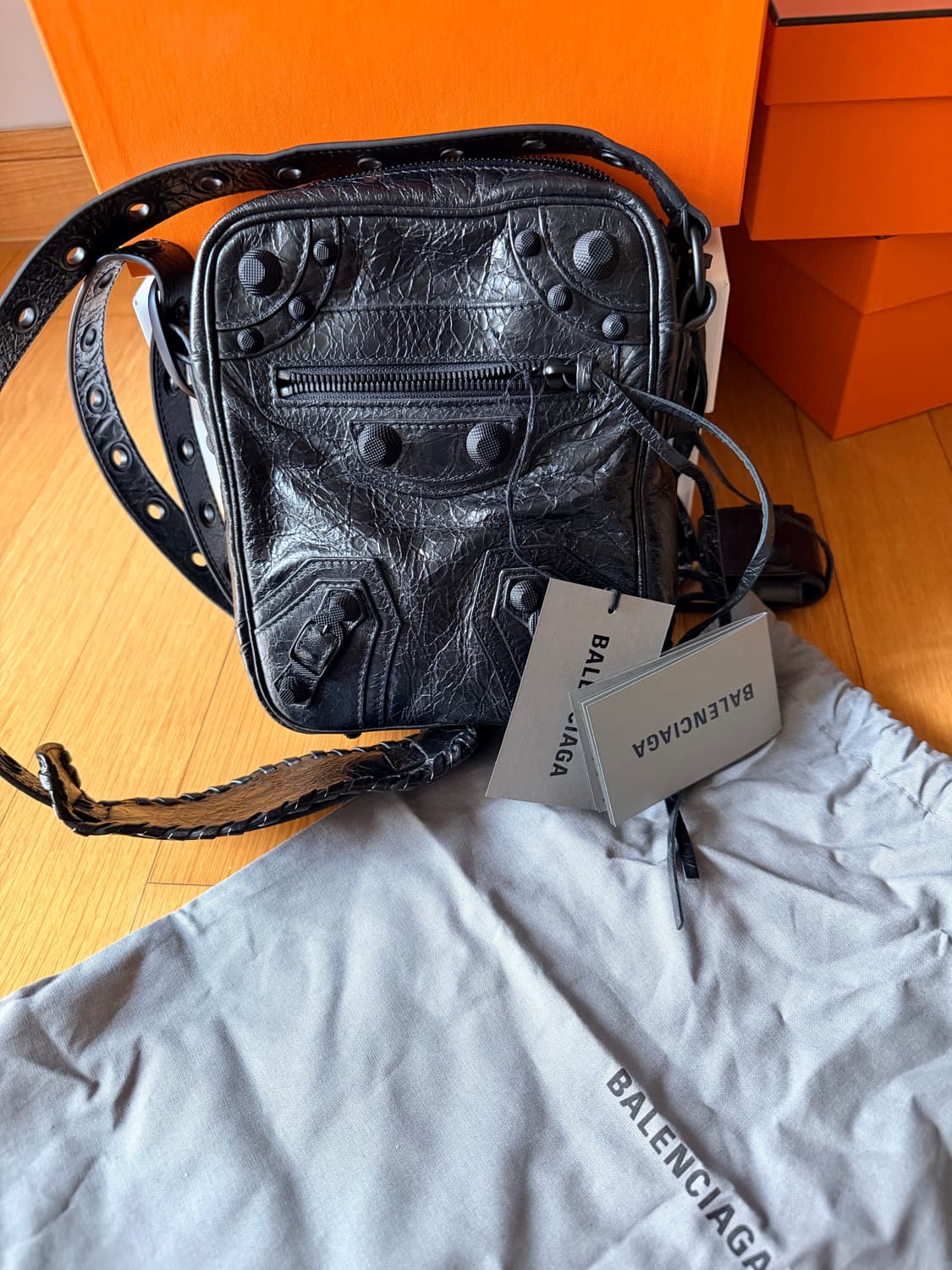 발렌시아가 르카골 크로스백 올블랙 상품이미지4