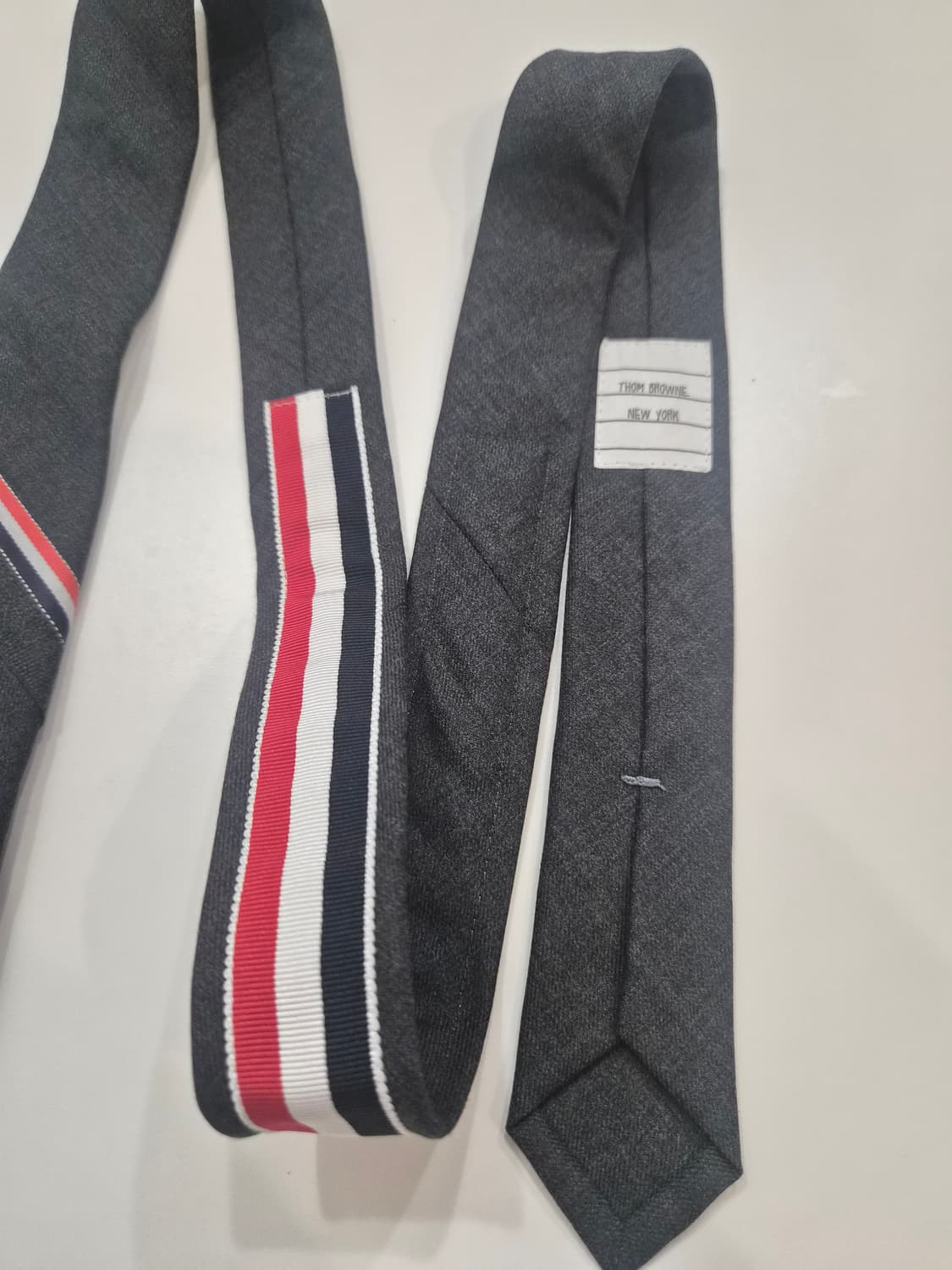 톰브라운 삼선 넥타이 다크 그레이 상품이미지4