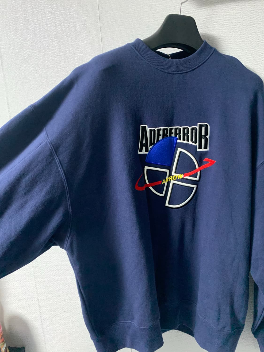 새상품 아더에러 슬라이스 맨투맨 상품이미지1