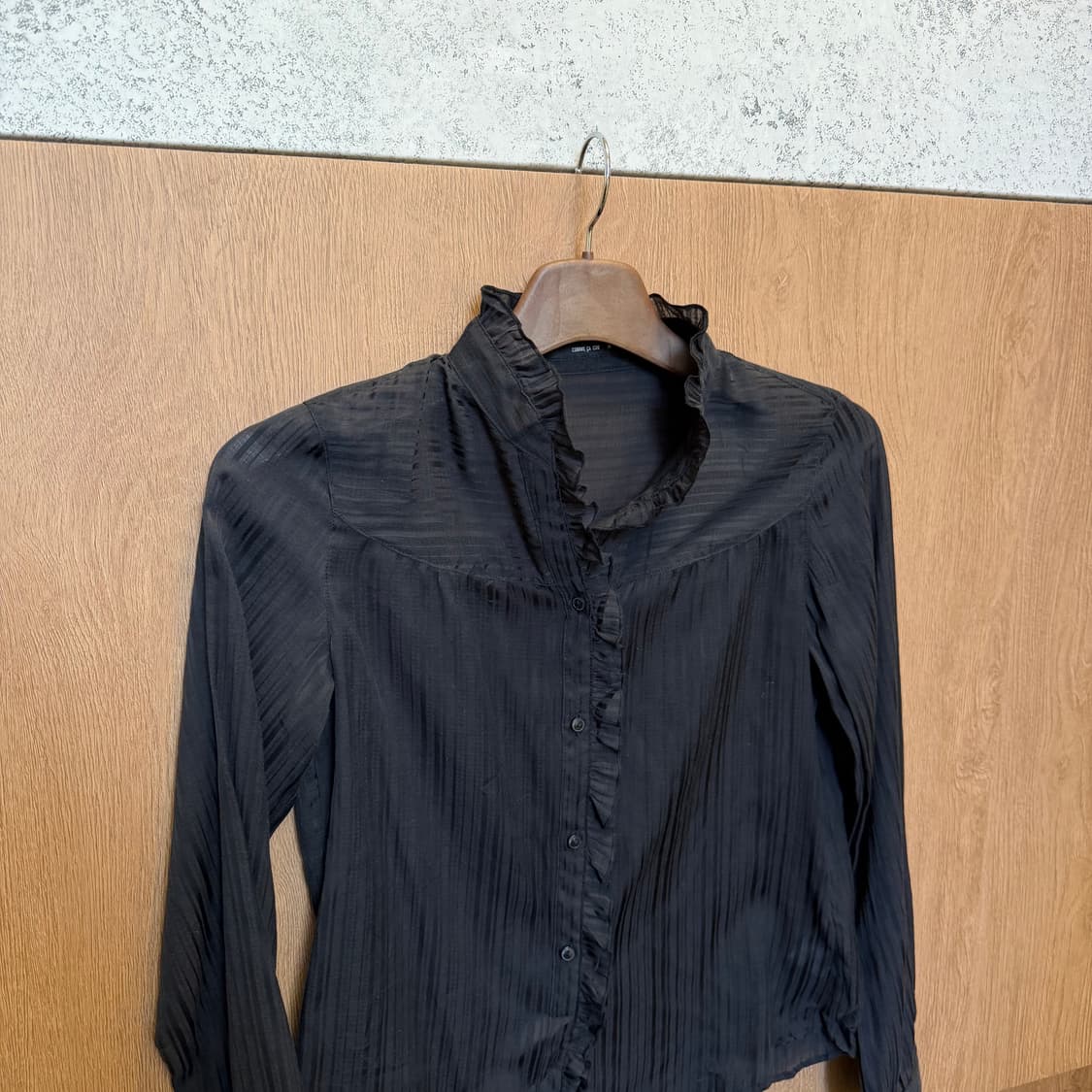 꼼사이즘 롱슬리브 블라우스 프릴 하이넥 스트라이프 패턴 디테일 블랙 상품이미지3