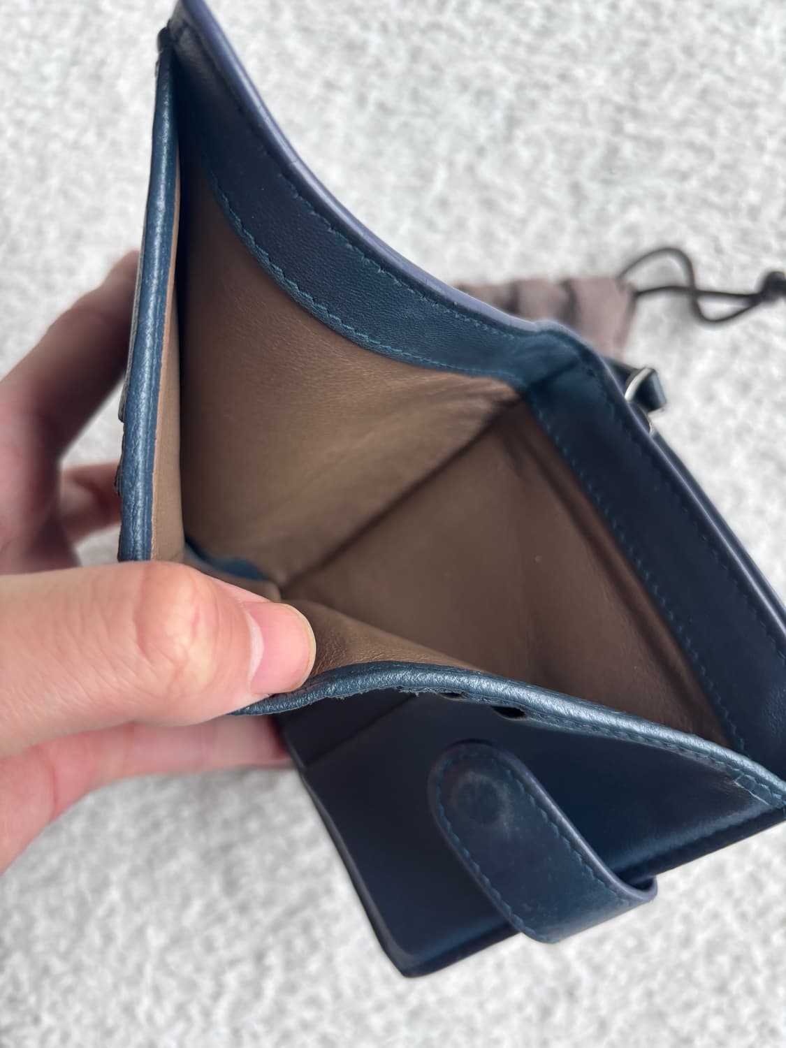 보테카베네타 네이비 반지갑 상품이미지6