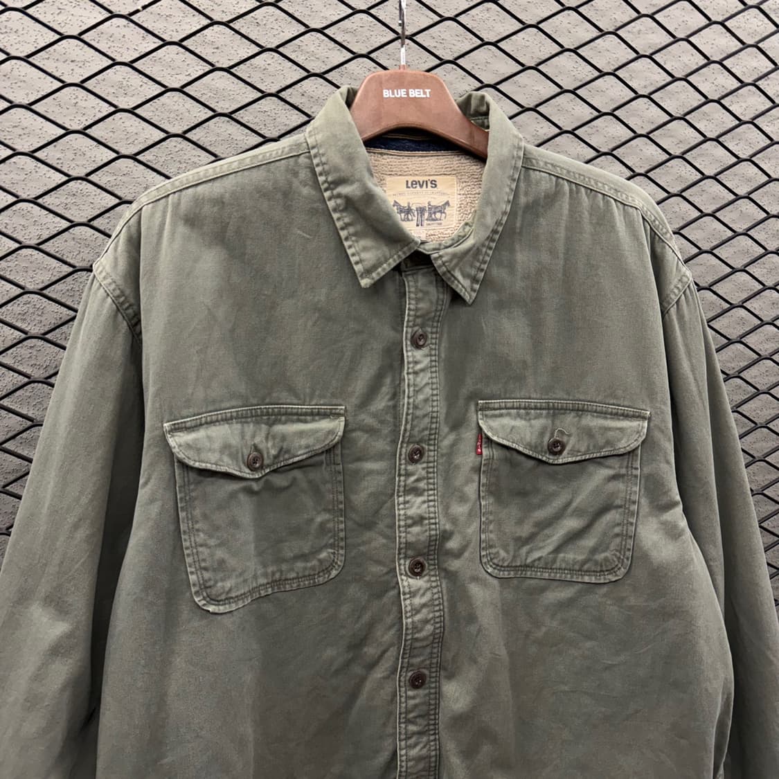 리바이스 밀리터리 셔츠자켓 밑단 레드탭 쉐르파 안감 디테일 카키 상품이미지4