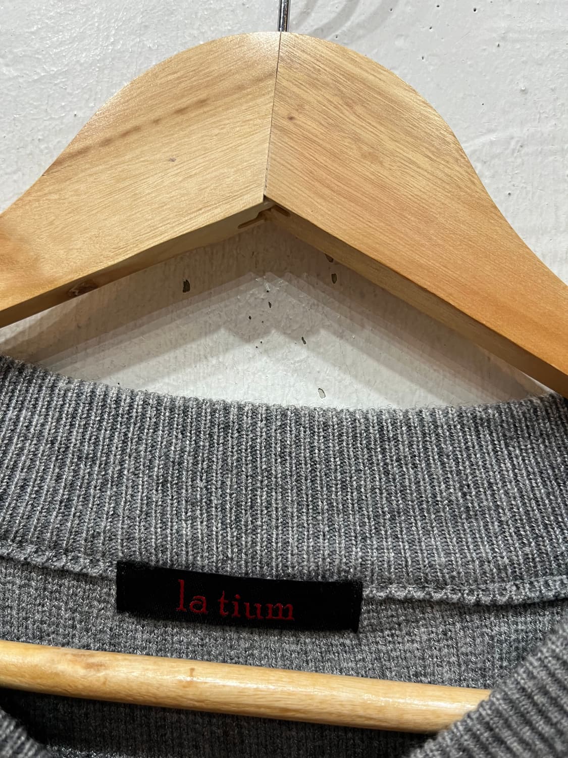 la tium 래빗퍼 트리밍 니트집업  상품이미지3