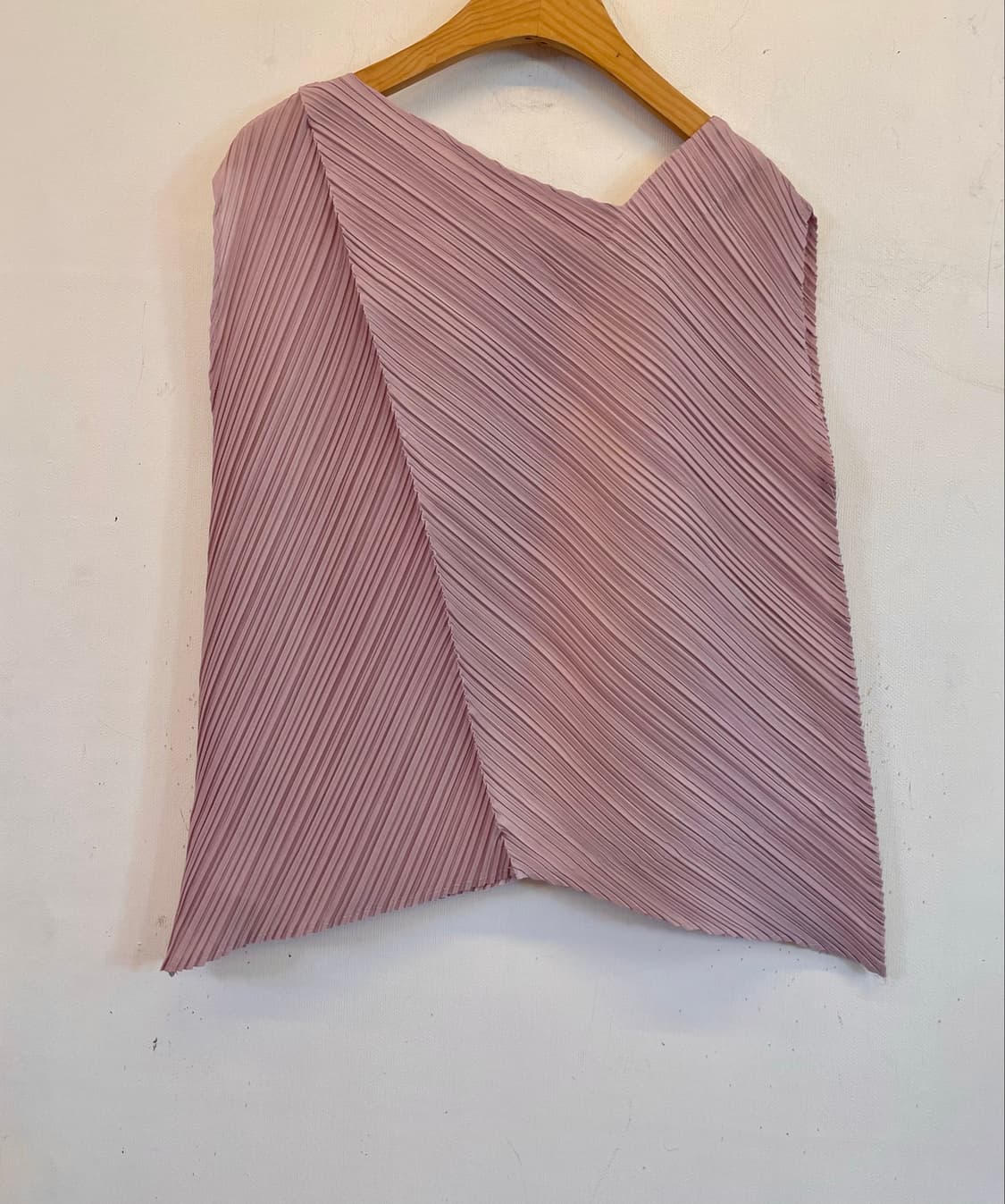 ISSEY MIYAKE 이세이미야케 사선 플리츠탑 슬리브리스민소매나시탑 상품이미지1