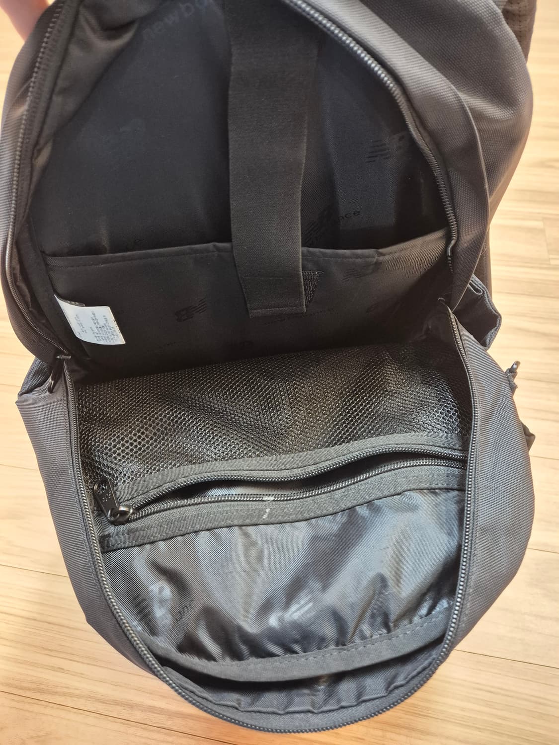 뉴발란스 백팩입니다
- 스타일 번호는 NBGCDSS104-00입니다
-  상품이미지8