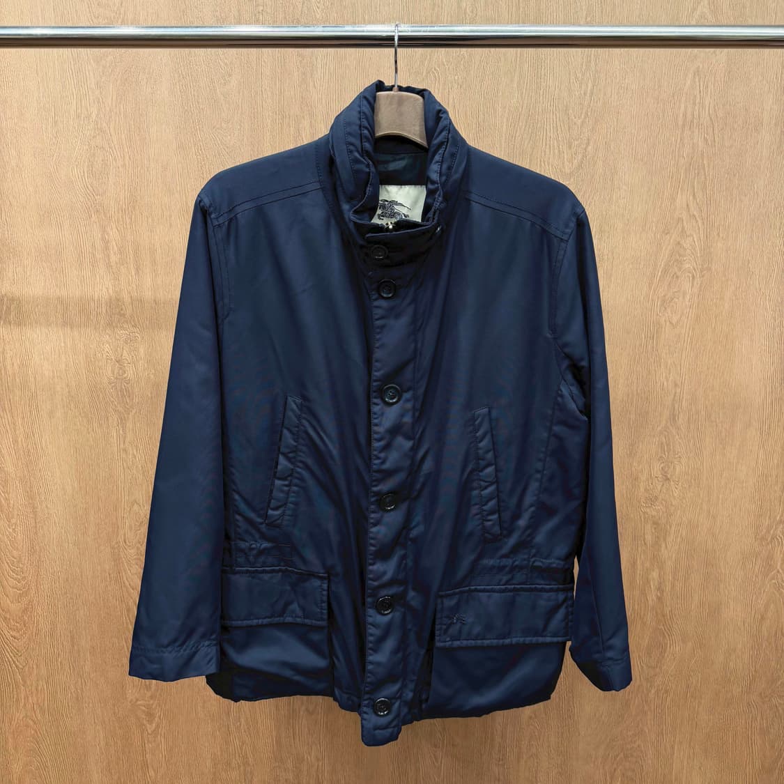 버버리 런던 하이넥 라이트웨이트 자켓 허리 스트링 포켓 디테일 네이비 상품이미지2