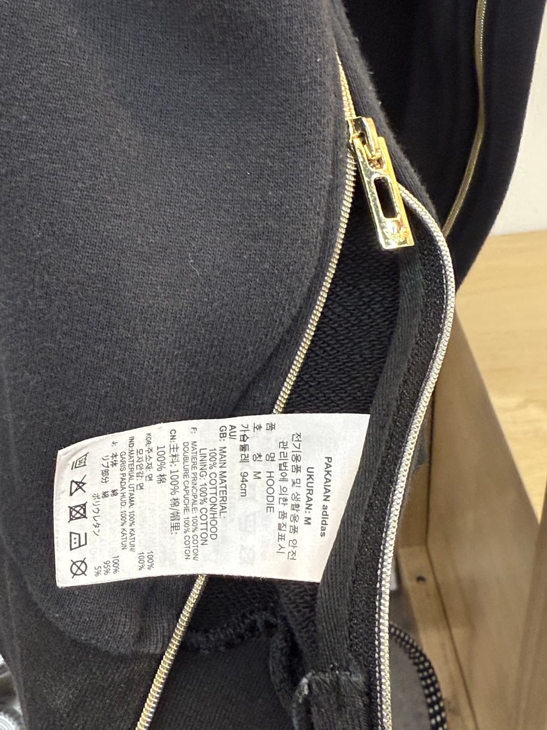 아디다스 금장로고 블랙 후드티 상품이미지4