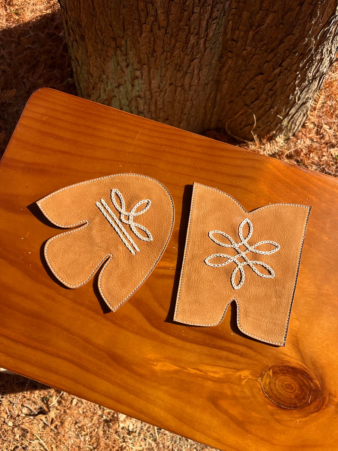 Hand-Embroidered Leather Cup Coaster  상품이미지1