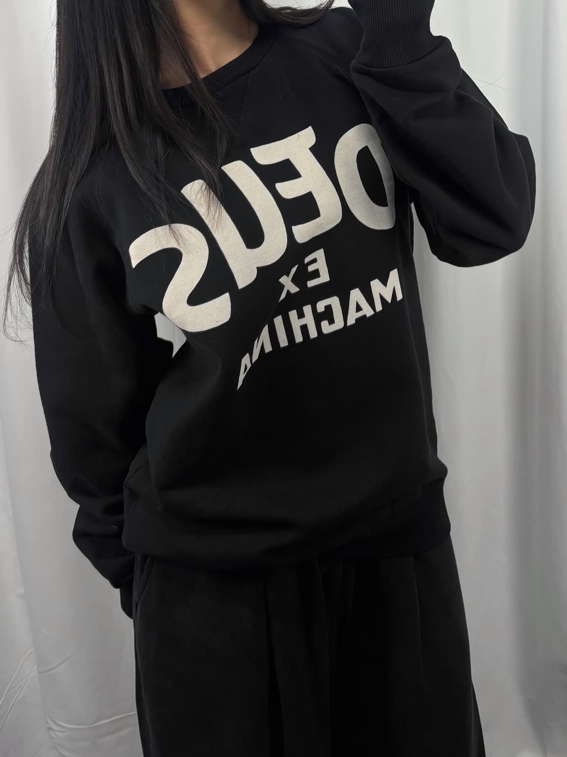 데우스 엑스 마키나 빅로고 블랙 맨투맨 상품이미지1