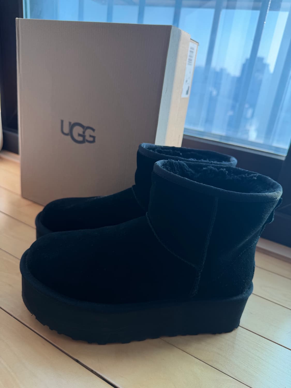 어그 미니 플랫폼 블랙 제니 착용 상품이미지2