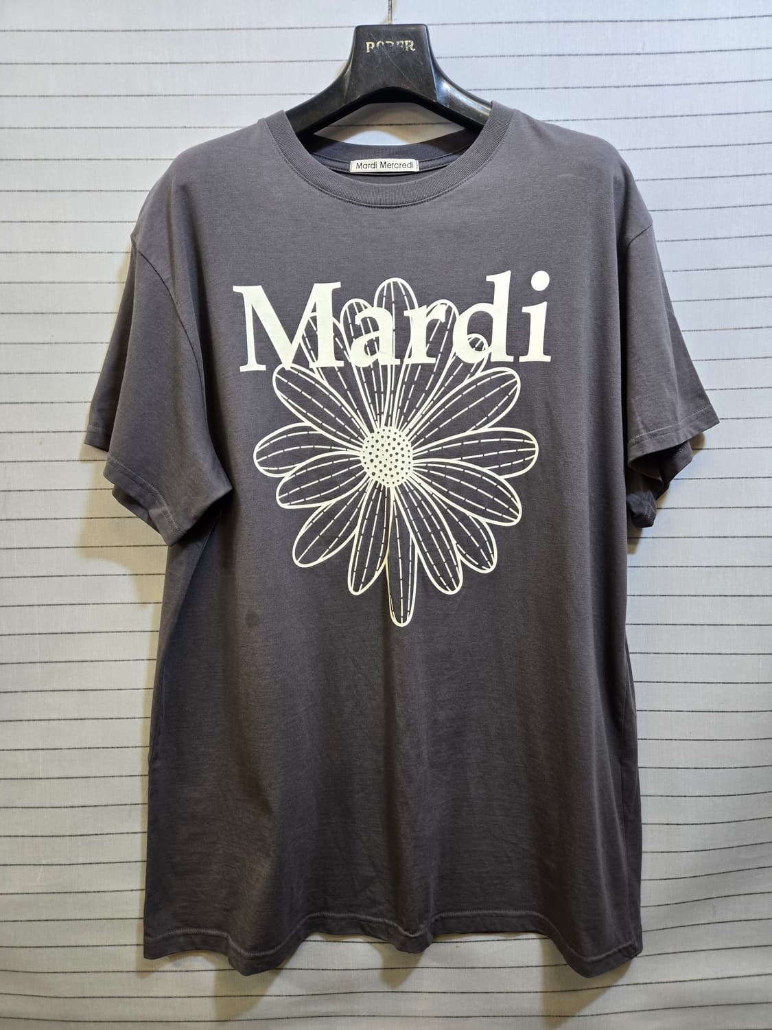 마르디 메크르디 플라워 반팔 티셔츠 차콜 상품이미지1
