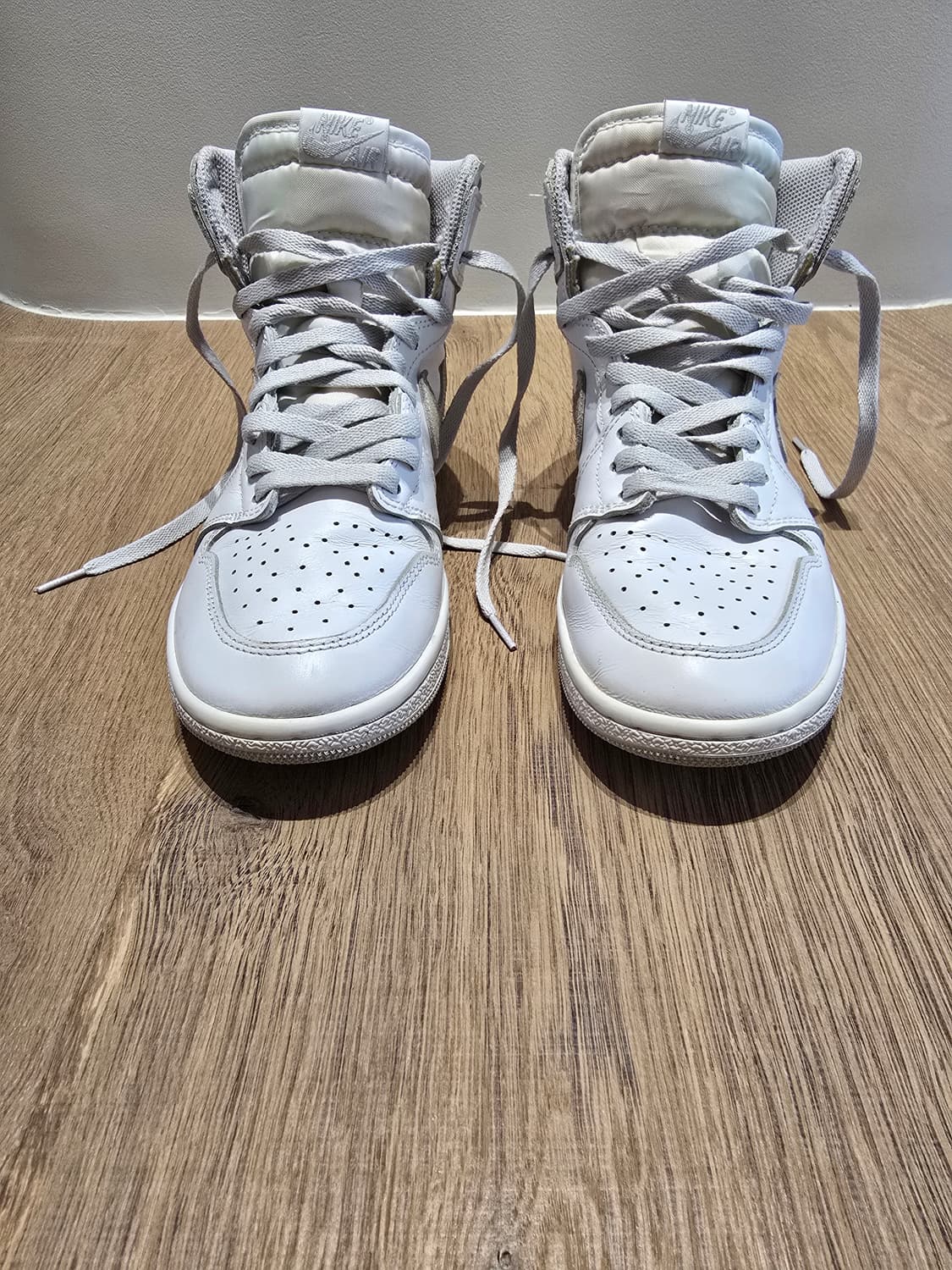 나이키 에어 조던 1 하이 흰색 농구화입니다. 상품이미지1
