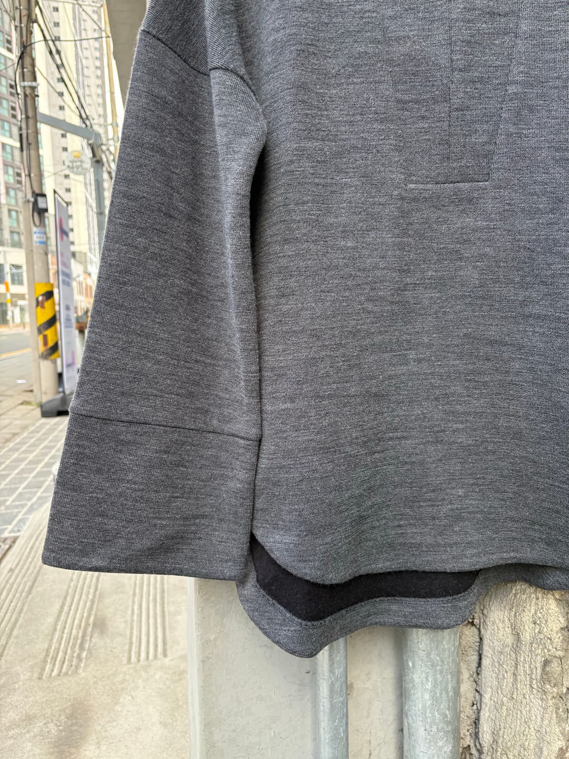 엔폴드 차콜 브이넥 롱슬리브 니트 탑 상품이미지8