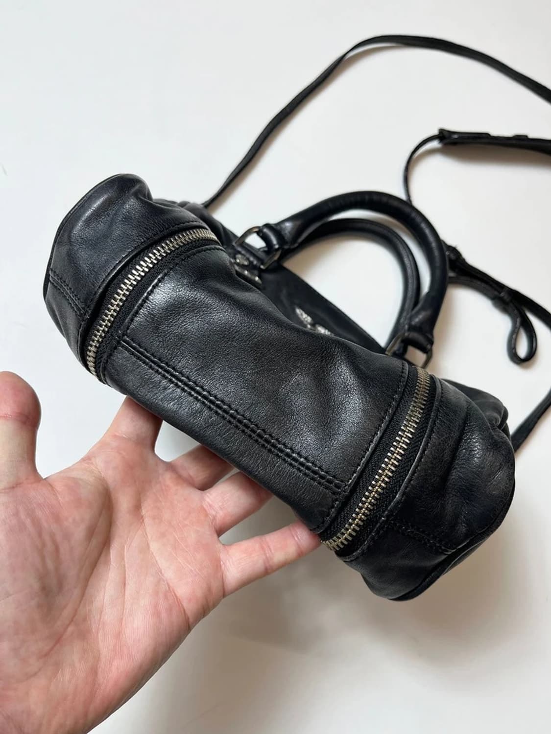 자딕앤볼테르 Y2K 그레인 가죽 써니 미니 숄더백 Q1414 상품이미지6