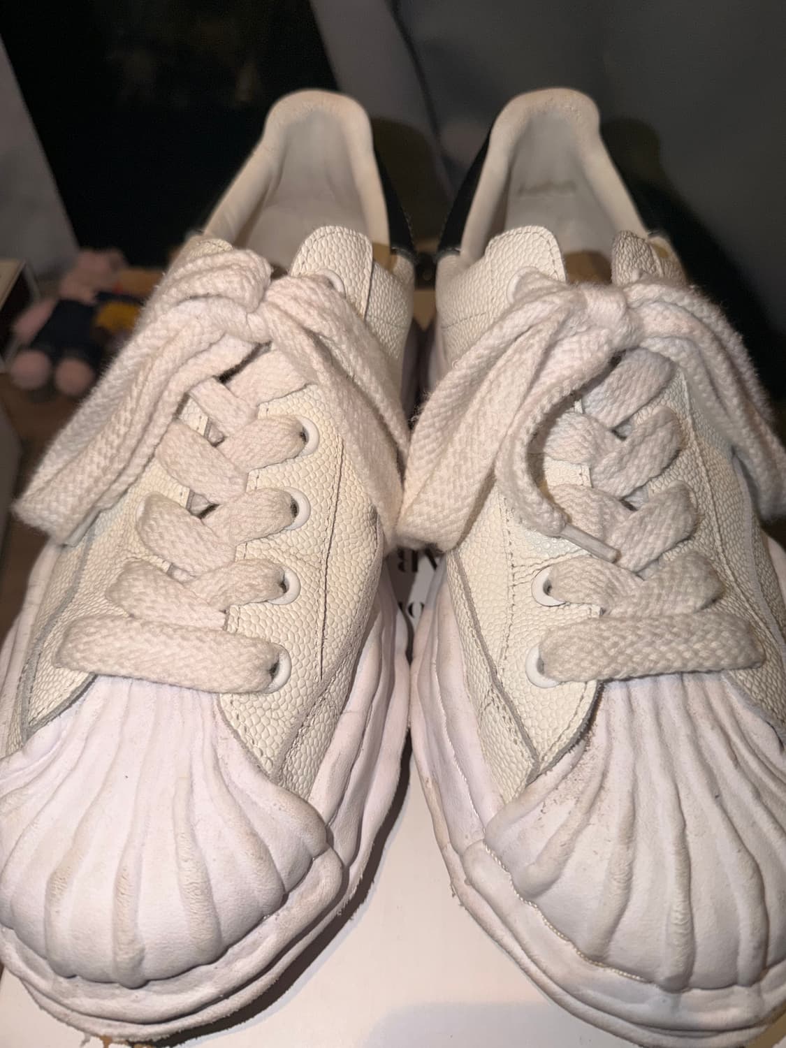 메종 미하라 야스히로 블레이키 OG 솔 엠보스 레더 로우탑 스니커즈 화이 상품이미지3