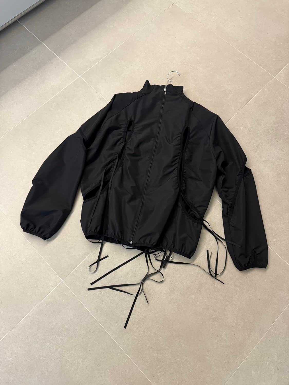 [ONE SIZE] 나체 컷 아웃 윈드 브레이커 자켓 블랙 상품이미지5