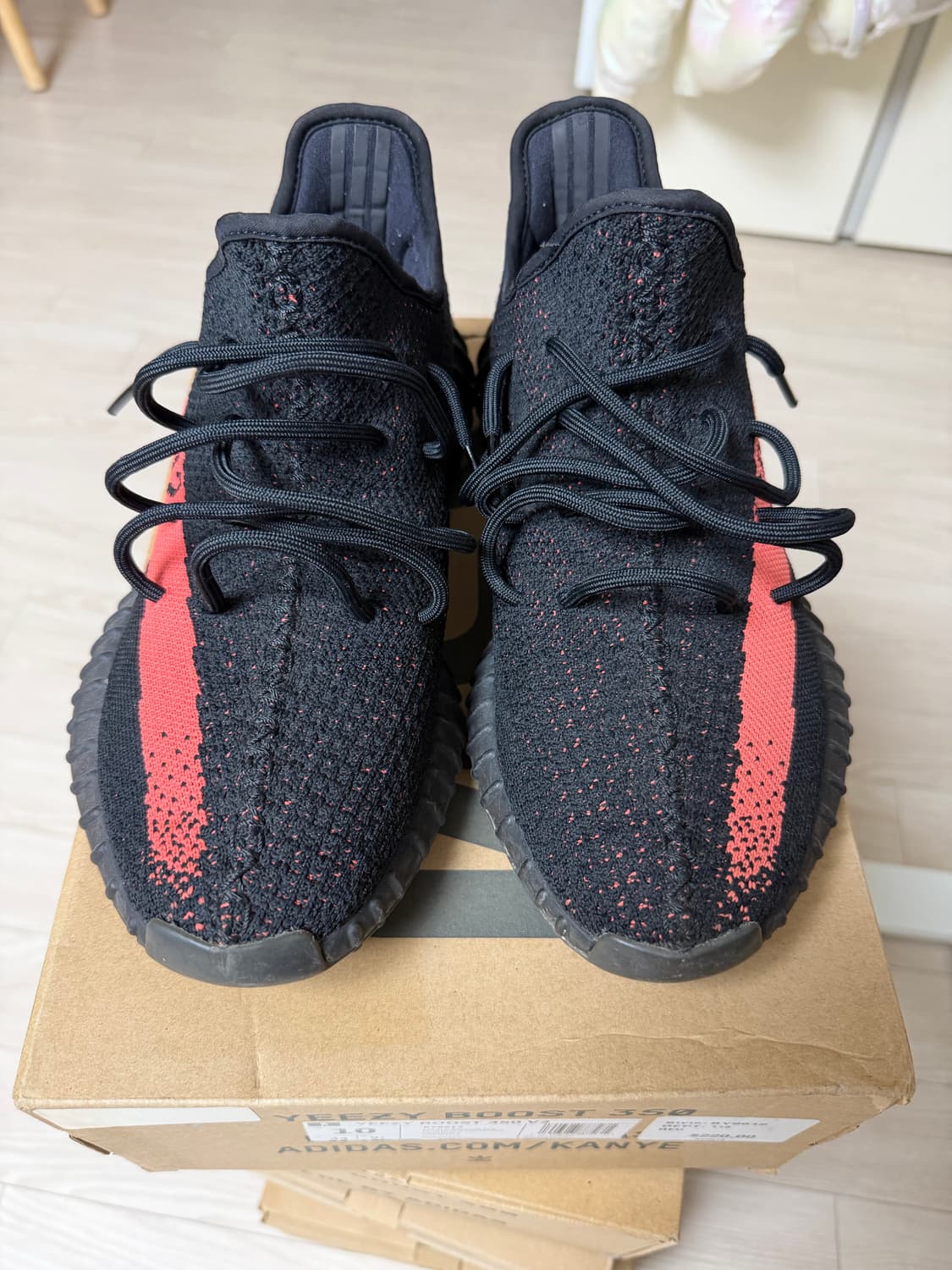 [275] 아디다스 이지부스트350v2 코어 레드 블랙 2022/2023 상품이미지3