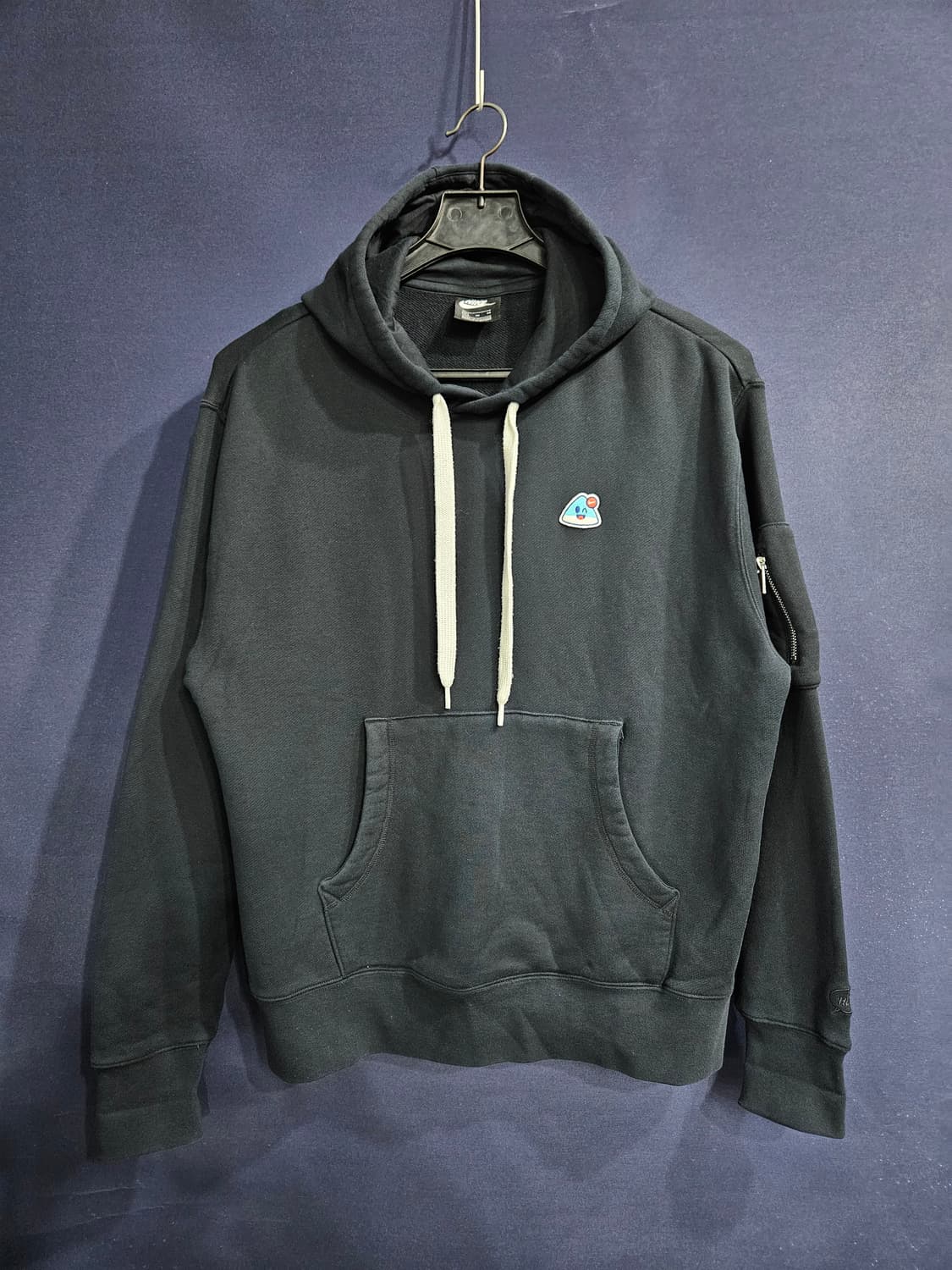 나이키 자수로고 블랙차콜 남성 105 포켓 후드티  상품이미지1