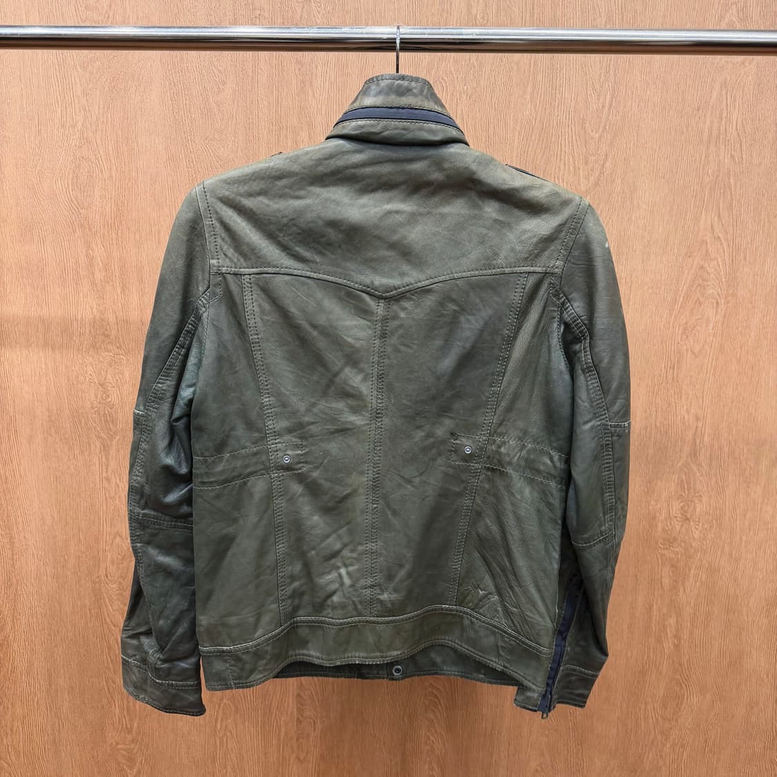 디젤 밀리터리 레더 필드 자켓 배색 에폭 장식 로고 패치 디테일 카키 상품이미지3