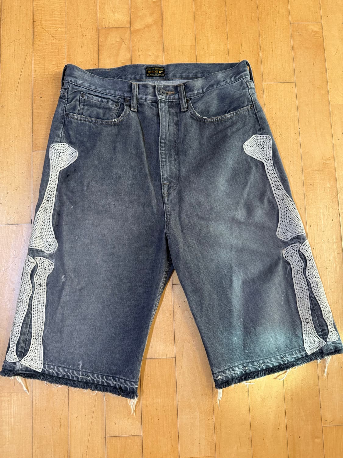 32size 캐피탈 14온즈 데님 5P 본 자수 숏 팬츠 블랙 판매 상품이미지1