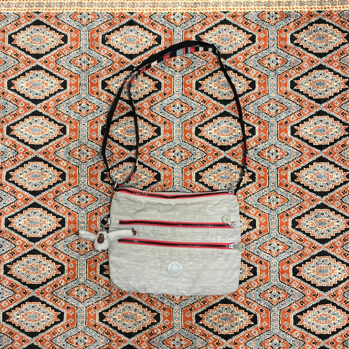 키플링 그레이 지퍼디테일 크로스백  상품이미지1