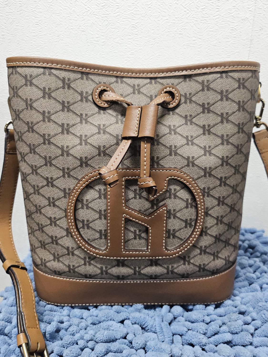 헤지스 헤리아토H 레더 패치 시그니처 패턴 버킷백21*23*13 상품이미지2