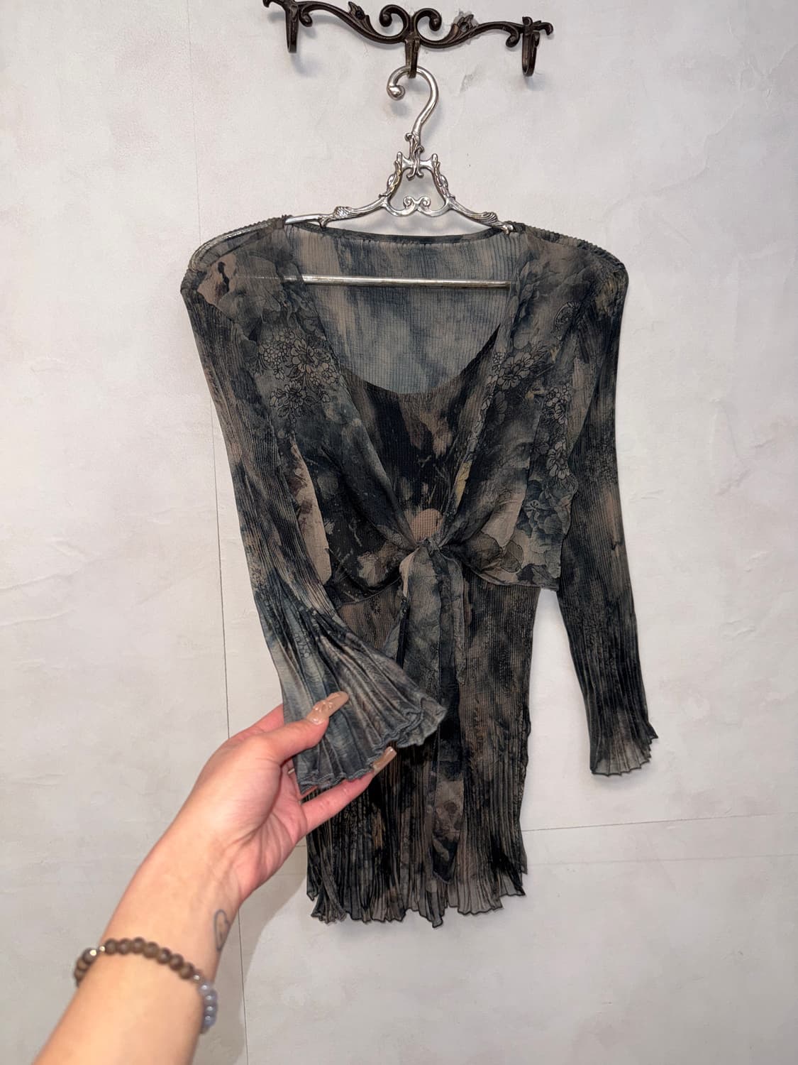 Charcoal oriental floral pleats blouse  상품이미지2