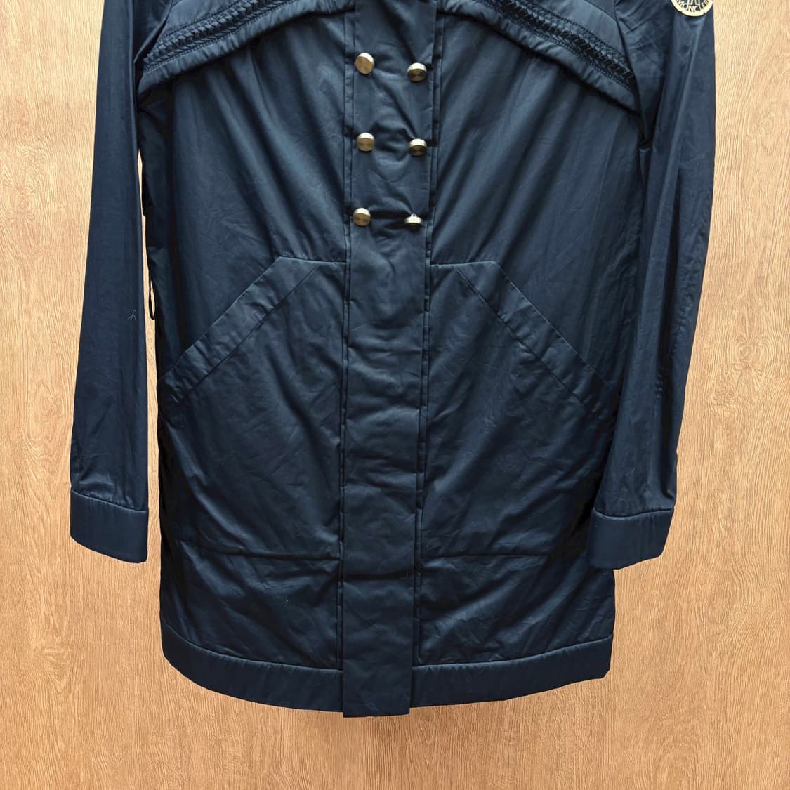 몽클레어 스탠드 칼라 체인 디테일 금장 로고 패치 디테일 블랙 상품이미지5