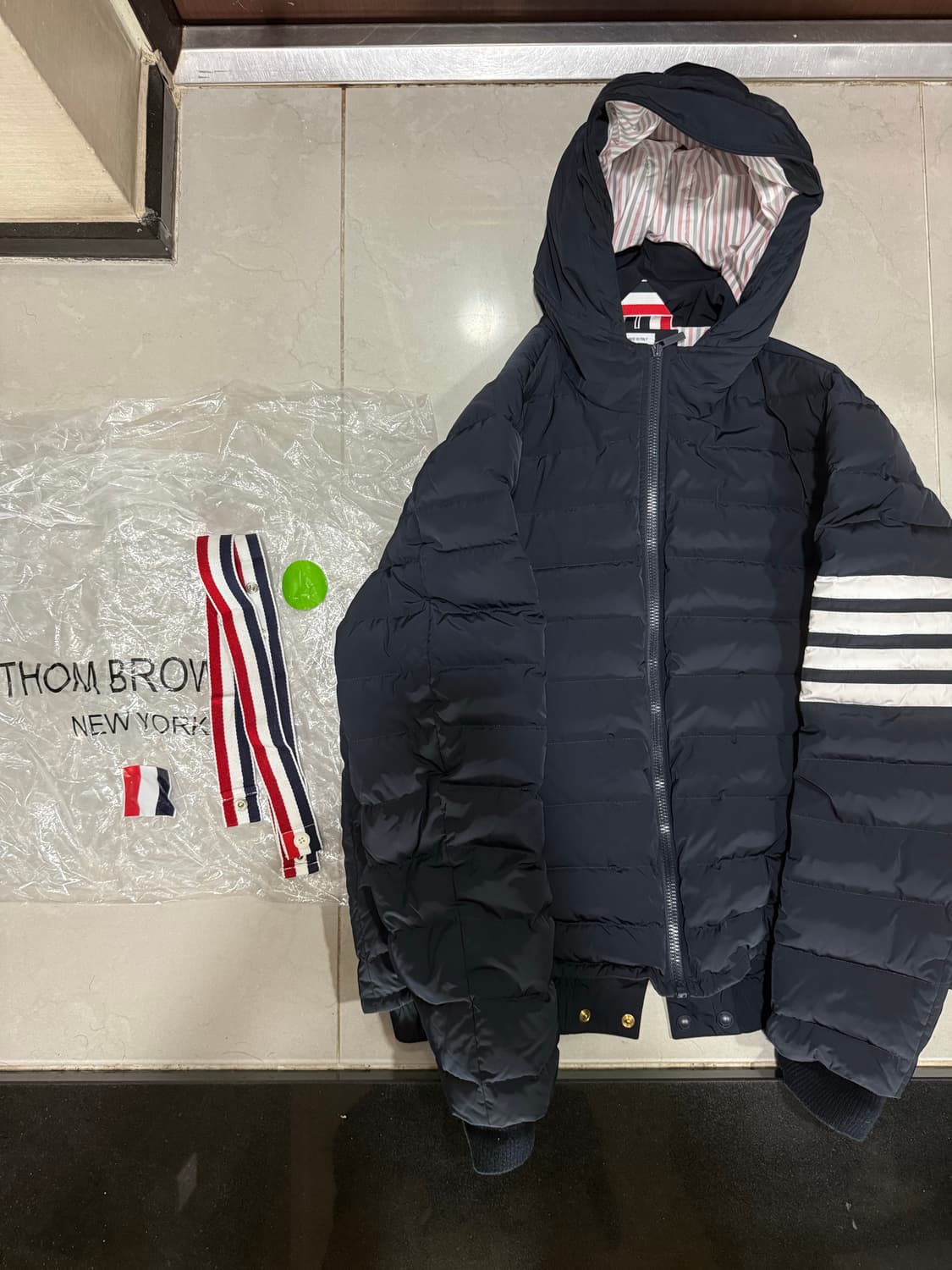 [당일출고,4사이즈] 톰브라운 사선완장 트윌 다운 패딩 상품이미지1