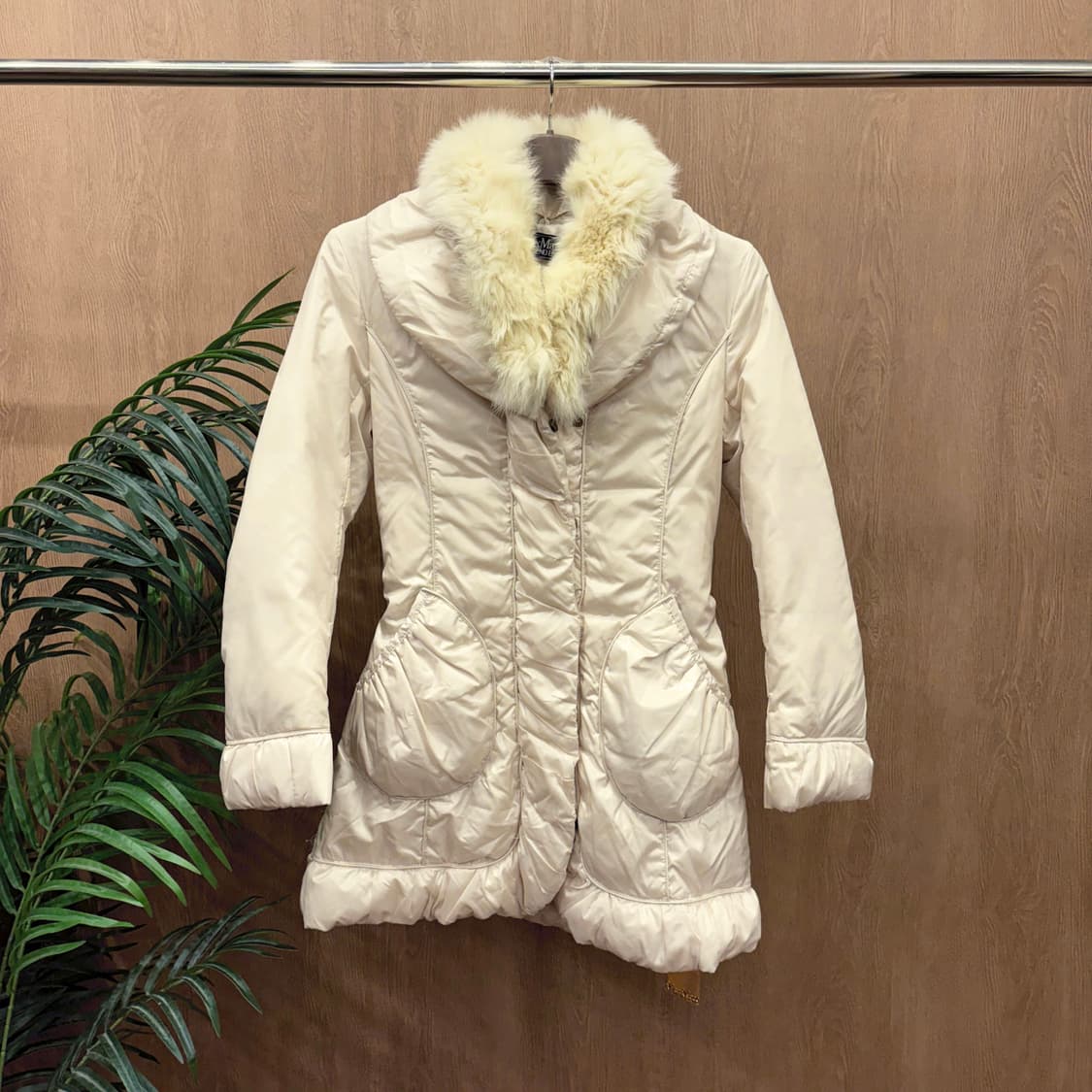 막스마라 위켄드 하프 패딩 코트 퍼 트리밍 백 스트랩 디테일 아이보리 상품이미지1