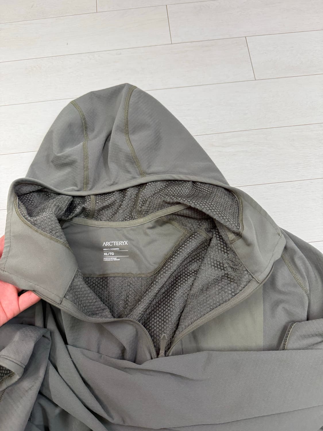 아크테릭스 델타 후디 XL 사이즈  상태 하자없이 뜯김없이 상태 좋습니다 상품이미지4