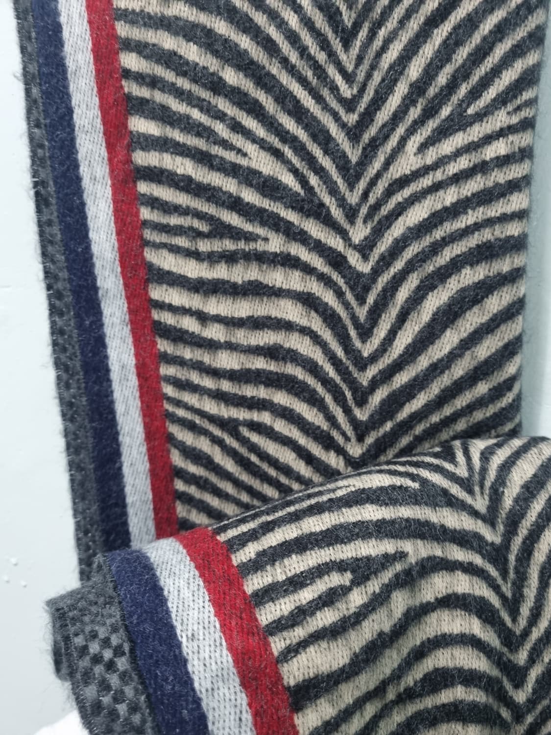 톰브라운 머플러 상품이미지2