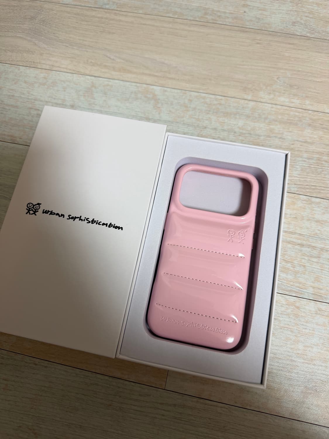 어반소피스티케이션 아이폰17프로 케이스 상품이미지1